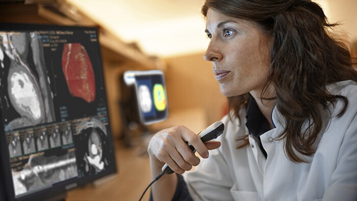 Cardiólogo intervencionista que observa imágenes clínicas