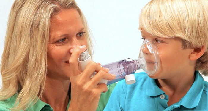 Cómo usar, paso a paso, un inhalador con cámara espaciadora