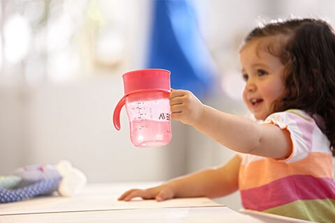 Todo bajo control: por qué enseñar a su bebé a beber en un vaso con boquilla es más fácil de lo que piensa