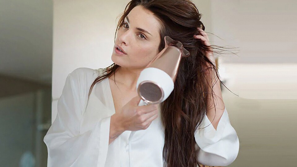 écate el pelo con secador para conseguir mayor cuerpo