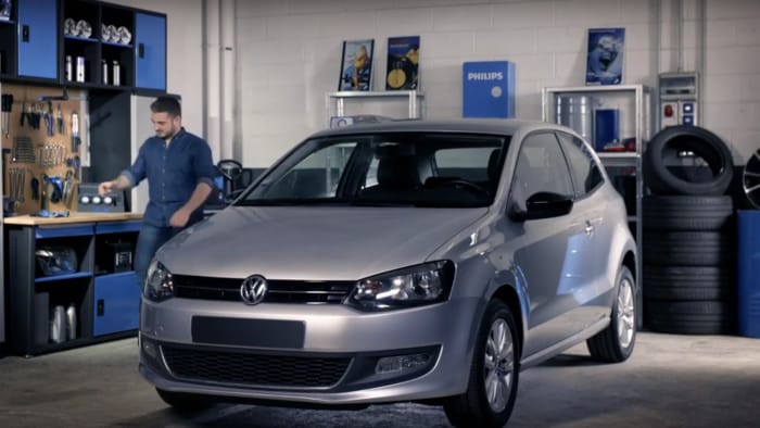 Vea cómo instalar las lámparas automotrices Philips en los faros en un Volkswagen Polo